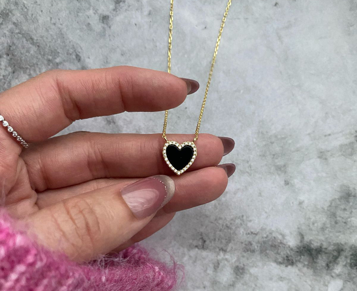 Black heart zirconia border necklace
