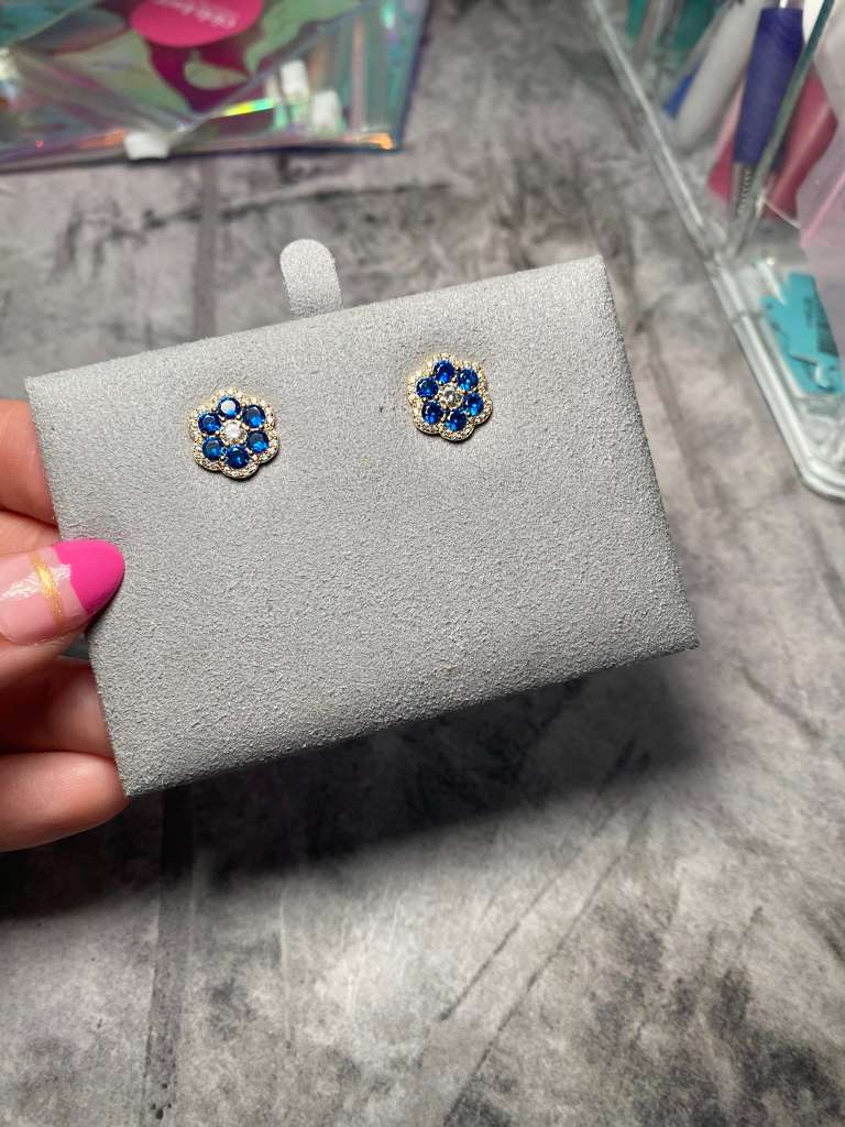 Elegant and fresh, these leaf-shaped earrings feature a radiant aqua blue stone surrounded by marquise-cut zirconias that create a soft, luminous sparkle.
Crafted in 925 sterling silver, their delicate yet striking design makes them perfect for both everyday wear and special occasions.

A subtle pop of color that feels timeless and refined. 
size: medium studs

