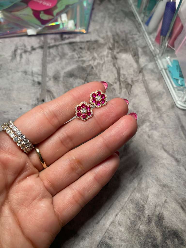 Elegant and fresh, these leaf-shaped earrings feature a radiant aqua blue stone surrounded by marquise-cut zirconias that create a soft, luminous sparkle.
Crafted in 925 sterling silver, their delicate yet striking design makes them perfect for both everyday wear and special occasions.
A subtle pop of color that feels timeless and refined. 
size: medium studs
