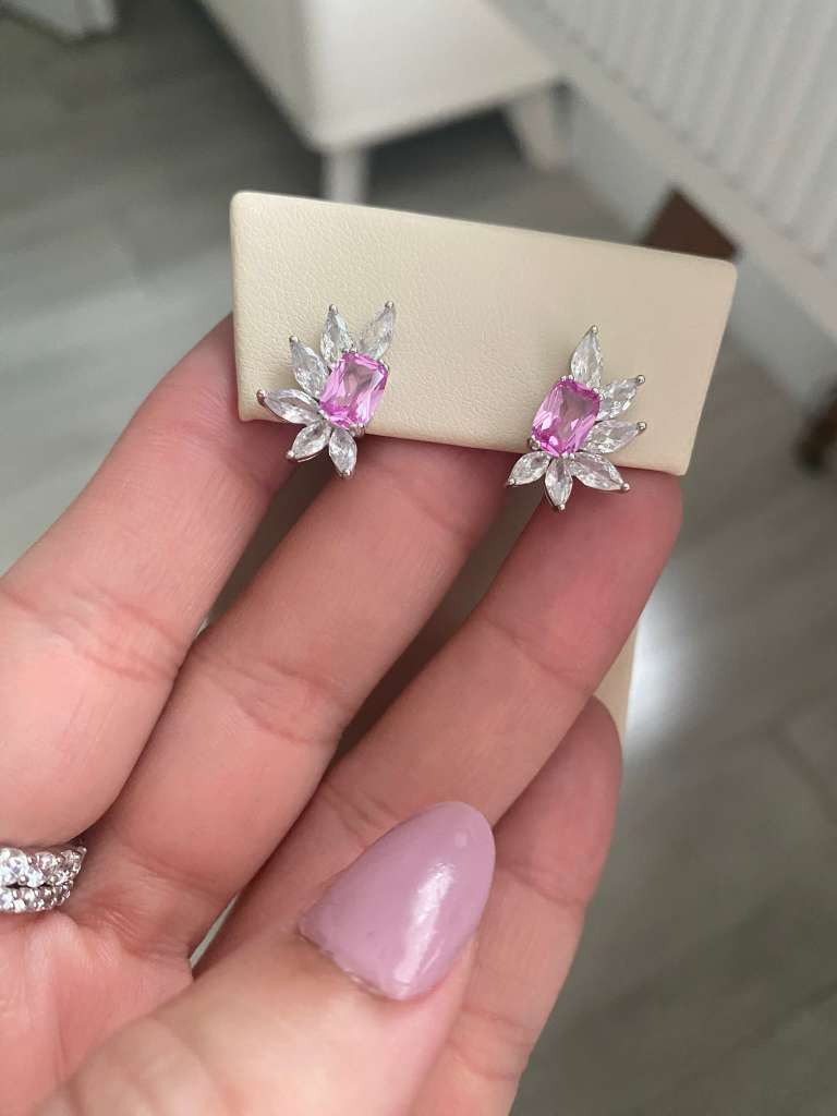 Elegant and fresh, these leaf-shaped earrings feature a radiant aqua blue stone surrounded by marquise-cut zirconias that create a soft, luminous sparkle.
Crafted in 925 sterling silver, their delicate yet striking design makes them perfect for both everyday wear and special occasions.
A subtle pop of color that feels timeless and refined. 
size: medium studs

